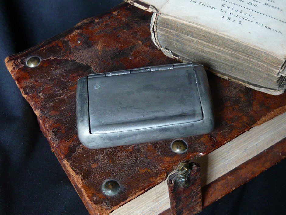 Snuffbox made of pewter