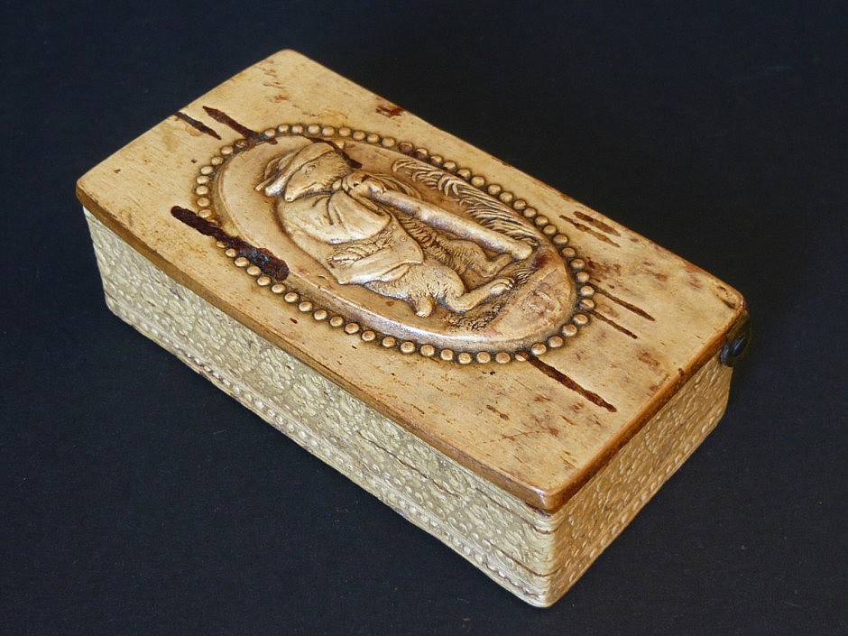 Veneered snuffbox made of birch wood 