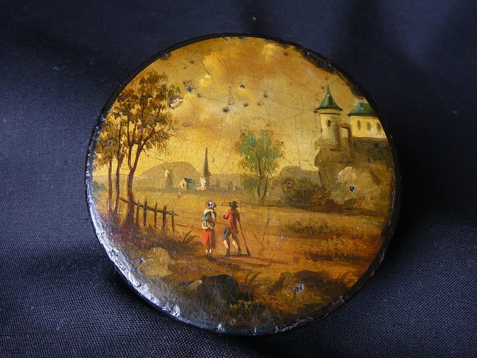 Lacquered snuffbox