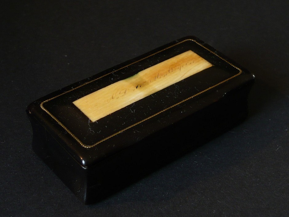 Snuffbox made of Horn with brass inlay and bone inlay